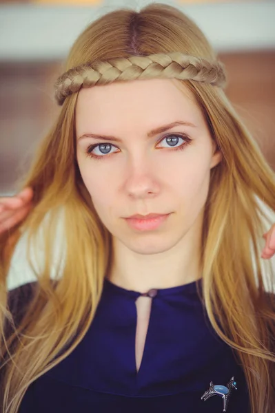 Bella donna bionda con i capelli intrecciati, vestita con un vestito blu, bel ritratto in casa, semplice immagine domestica, cura dei capelli — Foto Stock