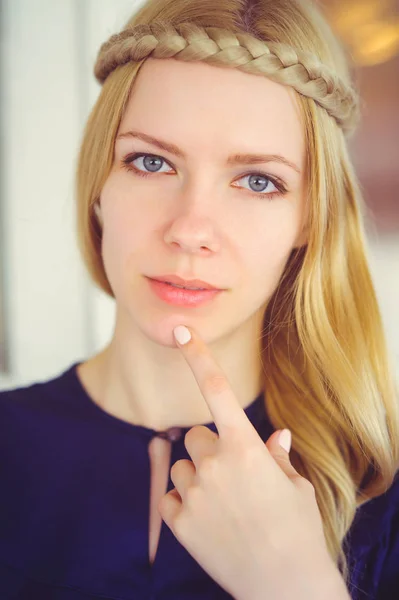 Carino donna bionda con i capelli intrecciati giocare, toccare il viso vestito in abito blu, bel ritratto in casa, semplice immagine domestica, cura dei capelli — Foto Stock