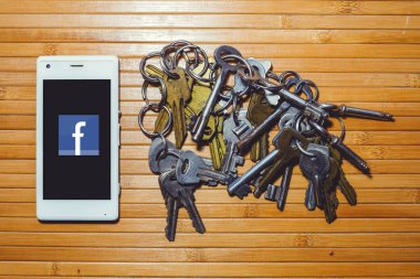 facebook, şifreleme anahtarları telefon yanında bulunan yasaklayan ve engelleme tehdidi