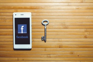 facebook, şifreleme anahtarları telefon yanında bulunan yasaklayan ve engelleme tehdidi
