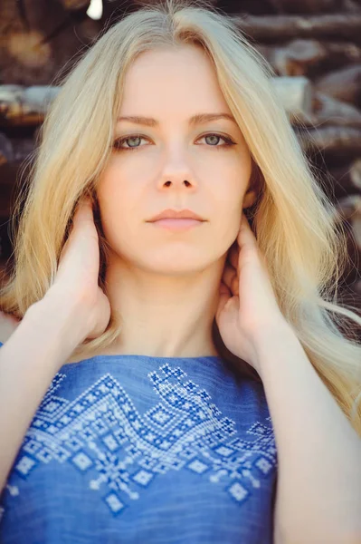 Молода Жінка Красивою Блондинкою Пряме Довге Волосся Одягнена Блакитну Сукню — стокове фото