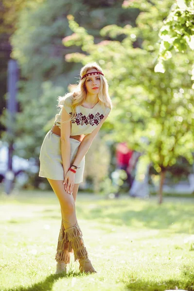 金发女郎在阳光下漫步在草地上 穿着自然的衣服 时髦而舒适 自然的爱的概念 — 图库照片