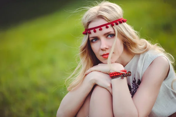 Przetargowej Blond Kobieta Siedzi Trawie Ubrany Naturalnych Wyszywana Sukienka Bandaż — Zdjęcie stockowe