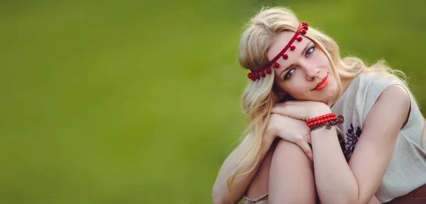 Przetargowej Blond Kobieta Siedzi Trawie Ubrany Naturalnych Wyszywana Sukienka Bandaż — Zdjęcie stockowe