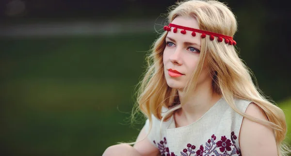 Anbud Blond Kvinna Sitter Gräset Klädd Ett Naturliga Broderad Klänning — Stockfoto