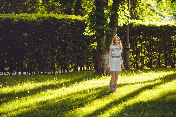 Nabídka Žena Blond Procházky Trávě Pozadí Večerní Slunce Oblečený Přírodní — Stock fotografie