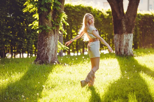 Нежная Блондинка Ходит Траве Фоне Вечернего Солнца Одетая Натуральное Этническое — стоковое фото