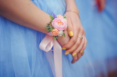 nedime ile bir düğün buket çiçek düğün töreninde. sevişme yaka çiçeği düğün gününde arkadaşlarıyla. düğün çiçekleri ile arkadaş. çiçek düğün el, yumuşak renk kadınla.