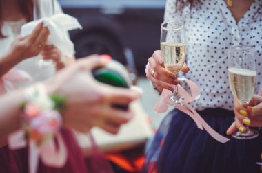 nedime ile bir düğün buket çiçek düğün töreninde. sevişme yaka çiçeği düğün gününde arkadaşlarıyla. düğün çiçekleri ile arkadaş. eller kadın düğün çiçekleri ile şampanya, yumuşak renk.