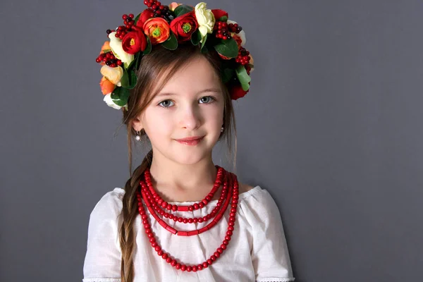 Маленькая девочка в украинском национальном костюме — стоковое фото
