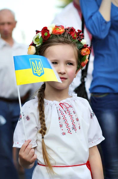 Petite fille en costume national ukrainien — Photo