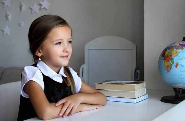 Little girl reading in home, indoor Cute little girl studying at the library — Stock Photo, Image