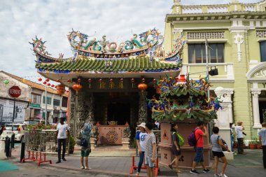  Turistler önünde Çin bir tapınak, Choo Chay Keong Tapınağı, George Town, Penang, Malezya