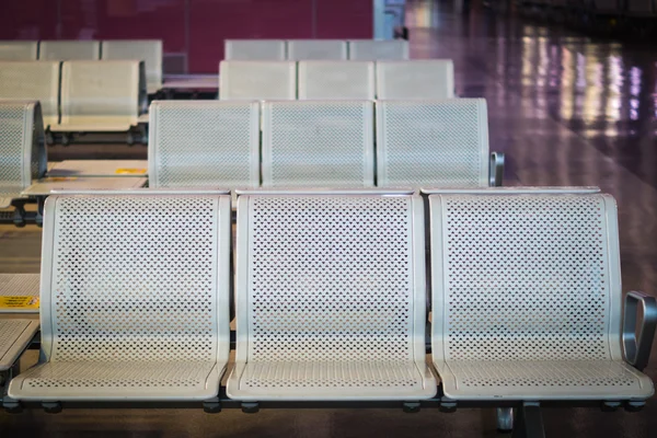 Αεροδρόμιο απλό παγκάκι μέταλλο στο Διεθνές Αεροδρόμιο — Φωτογραφία Αρχείου