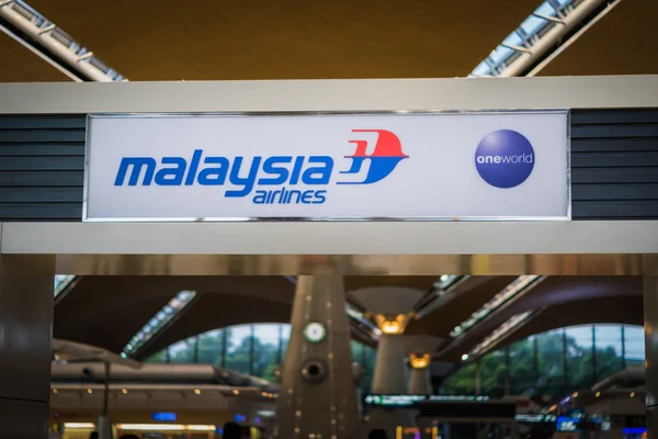 在吉隆坡国际机场，马来西亚马来西亚航空公司标志. — 图库照片