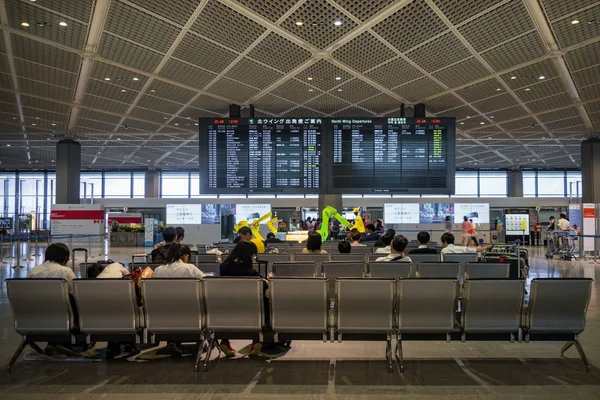 Pasajeros en el Aeropuerto Internacional de Narita, Tokio, Japón . — Foto de Stock