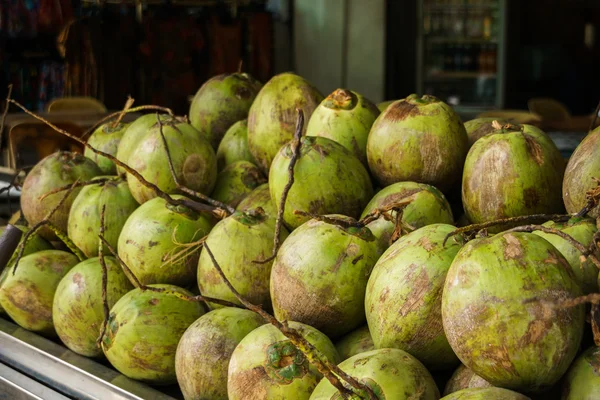 Cocos exhibidos en el puesto de comida callejera — Foto de Stock