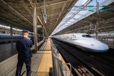 Shinkansen, hızlı tren, Japonya'nın Osaka Shin Osaka istasyonunda gelen tren.