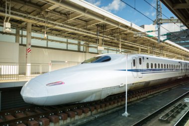 Shinkansen, hızlı tren, Japonya'nın Osaka Shin Osaka istasyonunda gelen tren.