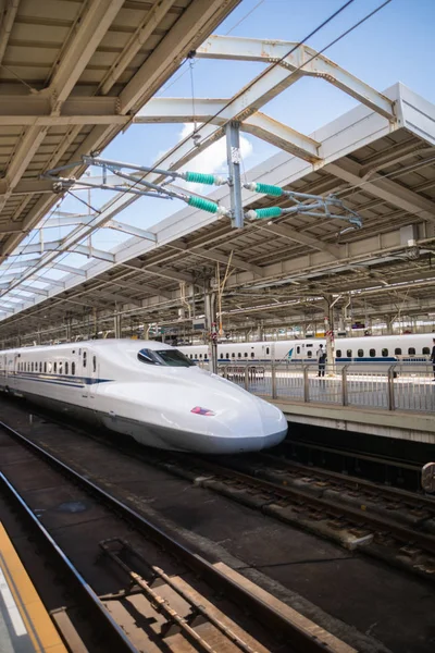 Shinkansen, hızlı tren, Japonya'nın Osaka Shin Osaka istasyonunda gelen tren.