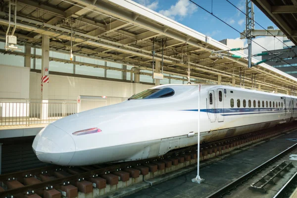 Shinkansen, hızlı tren, Japonya'nın Osaka Shin Osaka istasyonunda gelen tren.