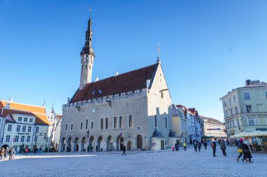 Tallinn, Estonya - Mart 2018: Belediye Meydanı eski Tallinn şehir Estonya. Eski şehir Unesco Dünya Mirası listesinde listelenen