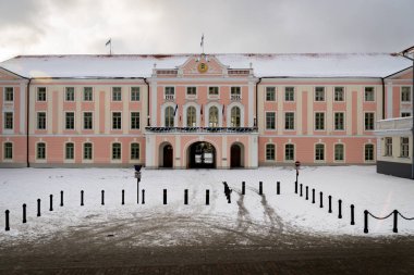 Tallinn, Estonya - Şubat, 2018: Toompea Kalesi kışın, Tallinn, Estonya eski şehir. Tallinn eski şehir ve popüler bir hedef kalesidir.