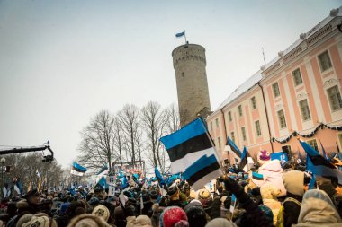 Tallinn, Estonya. 24 Şubat, 2018. Estonya bağımsızlık Toompea Kalesi eski şehir, 100 yıl kutluyor insan kalabalığı.