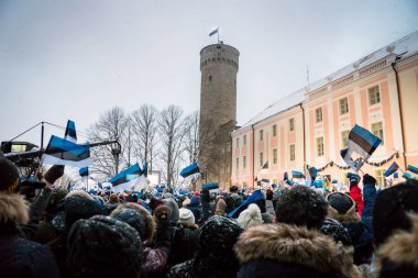 Tallinn, Estonya. 24 Şubat, 2018. Estonya bağımsızlık Toompea Kalesi eski şehir, 100 yıl kutluyor insan kalabalığı.