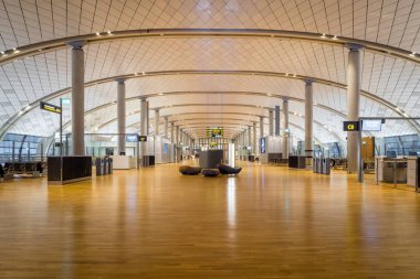 Oslo, Norveç - Ocak 2018: Oslo Gardermoen Havaalanı Kalkış terminal mimarisi. Oslo Gardermoen Havaalanı en büyük yolcu akışı olan Norveç'te.