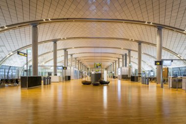 Oslo, Norveç - Ocak 2018: Oslo Gardermoen Havaalanı Kalkış terminal mimarisi. Oslo Gardermoen Havaalanı en büyük yolcu akışı olan Norveç'te.