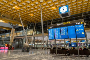 Oslo, Norveç - Ocak 2018: Oslo Gardermoen Havaalanı Kalkış terminal mimarisi. Oslo Gardermoen Havaalanı en büyük yolcu akışı olan Norveç'te.