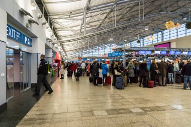Prag, Çek Cumhuriyeti - Aralık 2017: Şehrin batısında 12 km Vaclav Havel Airport Terminal 1, eski Ruzyne - Uluslararası Havaalanı, Prag, Çek Cumhuriyeti, bilinen Departurea bölgesinde yer alan.