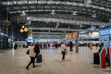 Prag, Çek Cumhuriyeti - Aralık 2017: Şehrin batısında 12 km Vaclav Havel Havaalanı Terminal 2, eski Ruzyne - Uluslararası Havaalanı, Prag, Çek Cumhuriyeti, bilinen Departurea bölgesinde yer alan.