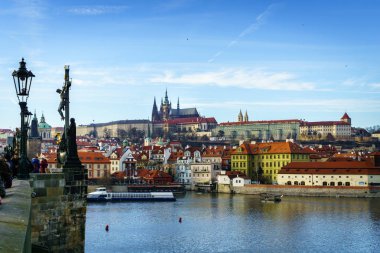 Prague, Çek Cumhuriyeti-Aralık 2017: güzel kış görünümü Vltava Nehri'nin turist tekne, Charles Köprüsü, eski şehir Prag, Çek Cumhuriyeti. Prag şehir merkezi alınan.
