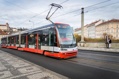 Prag, Çek Cumhuriyeti - Aralık 2017: Kırmızı Prag şehir merkezinde tramvay. Prag'ın ana toplu taşıma tramvay uzaklıktadır.