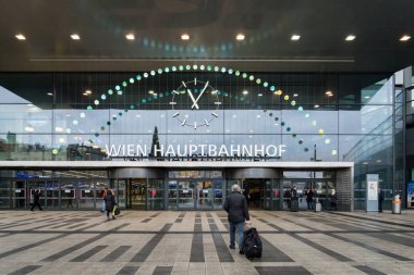 Vienna, Avusturya - Aralık 2017: Viyana Hauptbahnhof tren istasyonu girişi. Ana tren istasyonu Viyana, Avusturya Viyana Hauptbahnhof olduğunu.