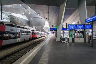 Vienna, Avusturya - Aralık 2017: Viyana Hauptbahnhof tren istasyonu platformu. Ana tren istasyonu Viyana, Avusturya Viyana Hauptbahnhof olduğunu.