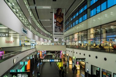 Vienna, Avusturya - Aralık 2017: Viyana Schwechat Airtport Terminal 3 bina. Viyana Avusturya'da en büyük Havaalanı ve ana merkez Havaalanı bölgesinde havaalanıdır.