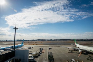 Tokyo, Japonya - Kasım 2017: Tokyo Narita Uluslararası Havaalanı pist görünümü. Narita Uluslararası Havaalanı Asya'nın en işlek havaalanlarından biridir.
