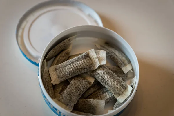 Snus - Snus, Norveç ve İsveç ve sporcular arasında yaygın olarak tüketilen bir nemli toz tütün ürünü bir kutu