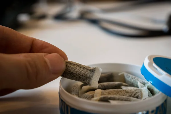 Snus - Snus, Norveç ve İsveç ve sporcular arasında yaygın olarak tüketilen bir nemli toz tütün ürünü bir kutu