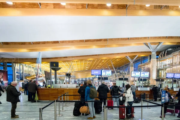 Oslo, Norveç - Ocak 2018: Oslo Gardermoen Havaalanı Kalkış terminal sayaç alan iade etme. Oslo Gardermoen Havaalanı en büyük yolcu akışı olan Norveç'te.