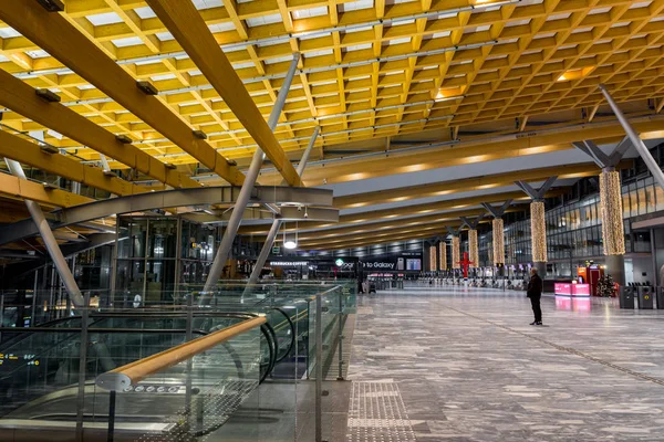 Oslo, Norveç - Ocak 2018: Oslo Gardermoen Havaalanı Kalkış terminal mimarisi. Oslo Gardermoen Havaalanı en büyük yolcu akışı olan Norveç'te.