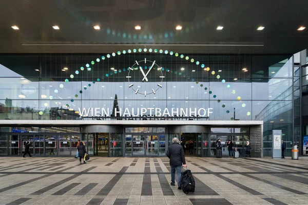 Vienna, Avusturya - Aralık 2017: Viyana Hauptbahnhof tren istasyonu girişi. Ana tren istasyonu Viyana, Avusturya Viyana Hauptbahnhof olduğunu.