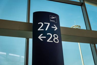 Havaalanı giriş kapısı giriş panosu kalkış alanında.