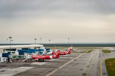 Kuala Lumpur, Malezya - Ekim 2017: Air Asia Kuala Lumpur Uluslararası Havaalanı 2, KLIA 2 pistte uçak. Hava Asya en büyük düşük maliyetli havayolu şirketlerinin Asya'da bir firmadır