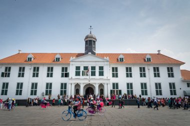 Jakarta, Endonezya - Ekim 2017: Jakarta Tarih Müzesi ve eski şehir Jakarta Müzesi önünde büyük kare.