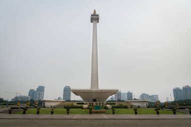 Jakarta, Endonezya - Kasım 2017: Monas görünümü, Merkezi Jakarta bir bulutlu sis günde, Endonezya Ulusal Anıtı.