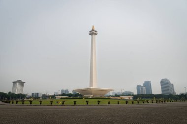 Jakarta, Endonezya - Kasım 2017: Monas görünümü, Merkezi Jakarta bir bulutlu sis günde, Endonezya Ulusal Anıtı.